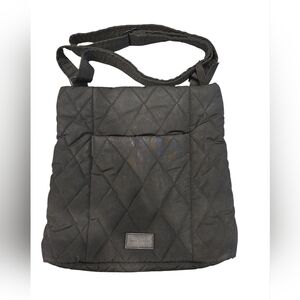 VERA BRADLEY ULTRALIGHT QUILTED HIPSTER CROSSBODY BAG IN BLACK.